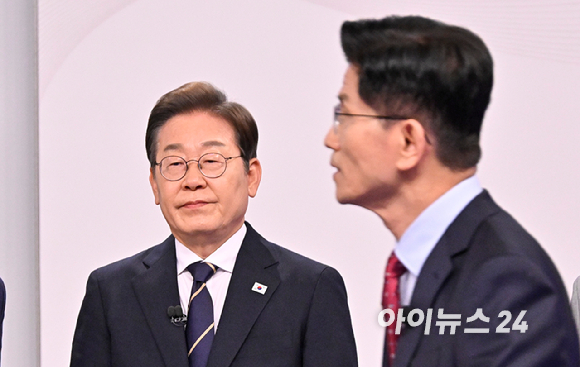 이재명 더불어민주당 대선후보(왼쪽)와 김문수 국민의힘 대선후보가 18일 서울 마포구 SBS프리즘타워에서 열린 중앙선거방송토론위원회 주관 제21대 대통령선거 후보자토론회에 참석하고 있다. [사진=국회사진취재단]