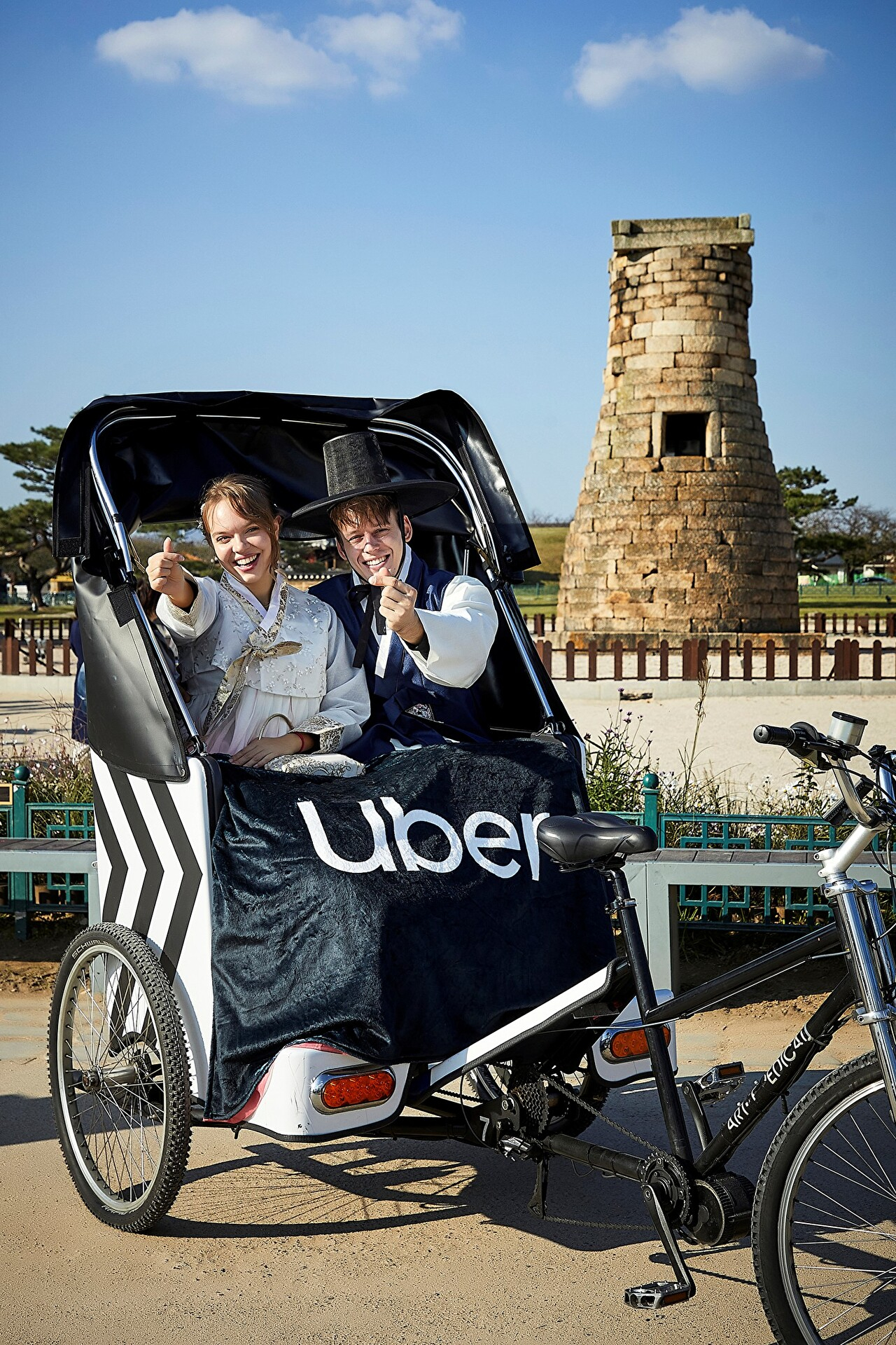 택시 호출 서비스를 제공하는 우버택시가 오는 11월 2일까지 경주에서 운영하는 우버 택시 인력거에 탑승한 관계자들이 포즈(자세)를 취하고 있다. [사진=우버]