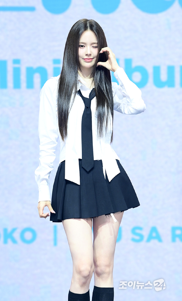 그룹 이즈나 방지민이 25일 오후 서울 광진구 광장동 예스24라이브홀에서 열린 izna(이즈나) 미니 1집 'N/a' 발매 기념 데뷔 쇼케이스에 참석해 포토타임을 갖고 있다. [사진=정소희 기자]