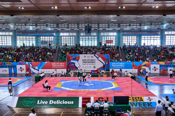 지난해 2024 CJ K FESTA 푸드 위크를 즐기는 베트남 소비자. [사진=CJ]