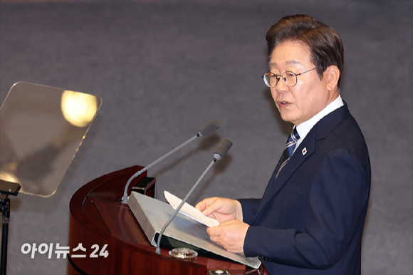 이재명 대통령이 26일 국회에서 열린 제426회국회(임시회) 제2차 본회의에서 2025년도 제2회 추가경정예산안에 대한 정부의 시정연설을 하고 있다. [사진=국회사진기자단]