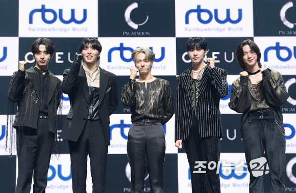 그룹 원어스가 8일 오후 서울 광진구 광장동 예스24 라이브홀에서 열린 원어스(ONEUS) 미니 9집 PYGMALION(피그말리온) 쇼케이스에 참석하고 있다. [사진=정소희 기자]