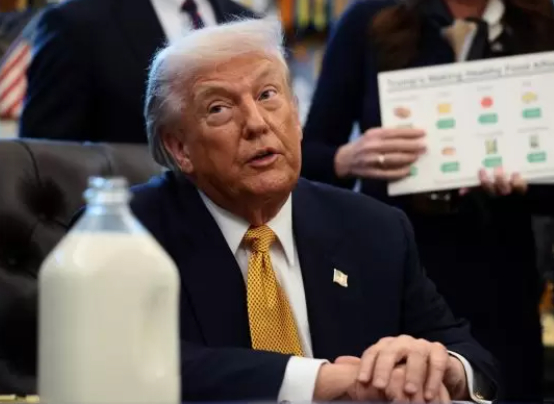 도널드 트럼프 미국 대통령이 14일(현지시간) 워싱턴 D.C. 백악관 오벌 오피스에서 열린 '건강한 아이들을 위한 전지우유법' 서명식에서 연설하고 있다. [사진=로이터/연합뉴스]