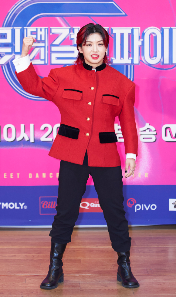 댄서 아이키(훅)가 30일 온라인으로 진행된 Mnet '스트릿댄스 걸스 파이터' 제작발표회에 참석해 포즈를 취하고 있다. [사진=Mnet]
