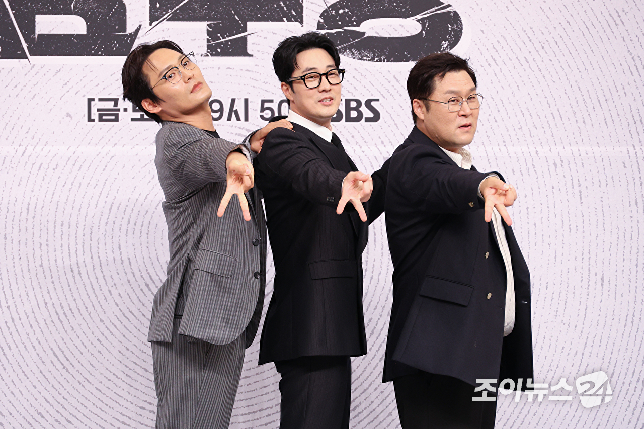 배우 최대훈, 소지섭, 윤경호가 25일 오후 서울 양천구 목동 SBS에서 진행된 SBS 새 금토드라마 '김부장' 제작발표회에 참석해 포즈를 취하고 있다. [사진=문수지 기자]