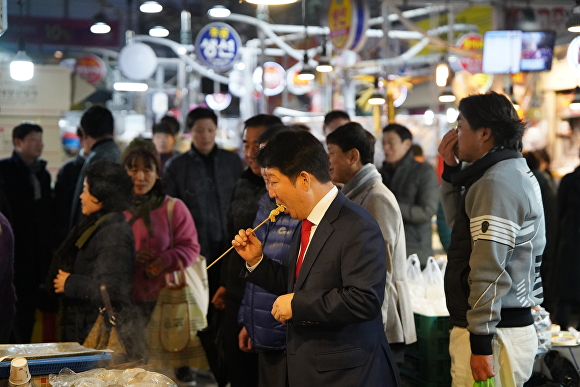 지난 5일 권영진 예비후보가 월촌역시장에서 장보기 행사를 하고 있다. [사진=권영진 예비후보 사무실]