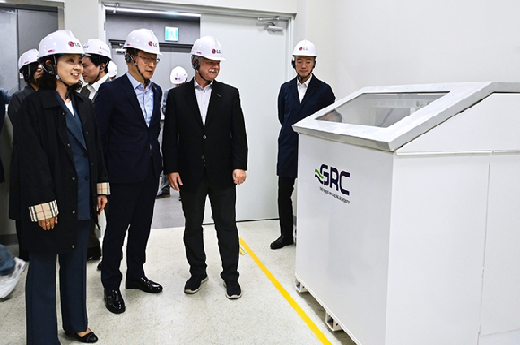  (왼쪽부터)남재인 SK엔무브 Green성장본부장, 이재성 LG전자 ES사업본부장, 피터 폴린(Peter Poulin) GRC CEO가 기념 촬영을 하고 있다. [사진=LG전자]