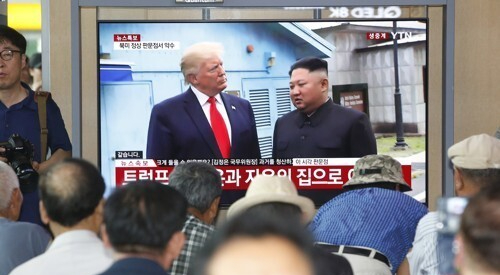 도널드 트럼프 미국 대통령과 김정은 북한 국무위원장의 2019년 판문점 회동. [사진=연합뉴스]