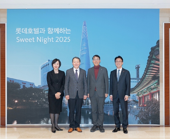 좌측부터 이남경 시그니엘 서울 총지배인, 오상택 송파경찰서장, 최홍연 송파구 부구청장, 이동주 롯데호텔 월드 총지배인이 기념촬영을 하고 있다. [사진=롯데호텔앤리조트]