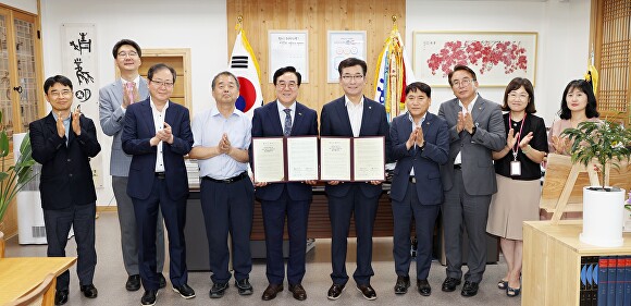 고창섭 충북대 총장(앞줄 왼쪽 네번째)과 윤건영 충북교육감(앞줄 왼쪽 다섯번째) 등 관계자들이 25일 업무협약을 맺은 뒤 기념 촬영을 하고 있다. [사진=충북교육청]