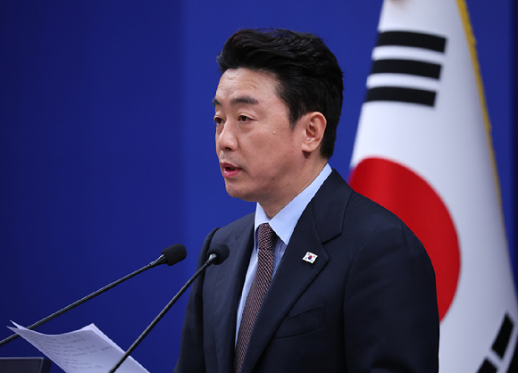 강훈식 대통령 비서실장이 6일 청와대 춘추관에서 UAE 체류 국민 귀국 지원 및 원유 확보 관련 브리핑을 하고 있다. 2026.3.6 [사진=연합뉴스]