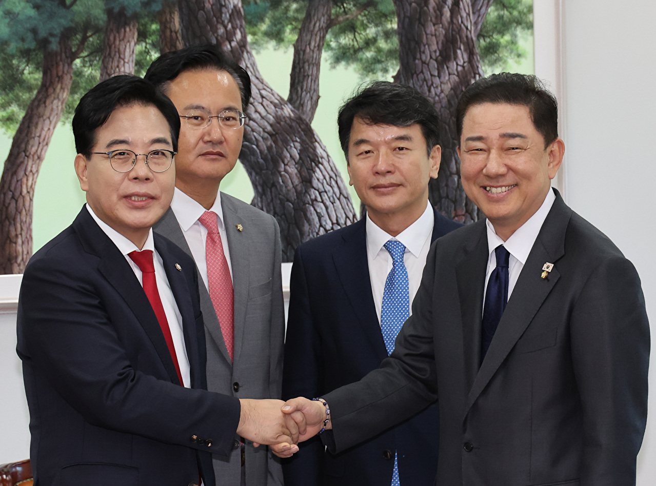 더불어민주당 김병기 원내대표, 국민의힘 송언석 원내대표가 10일 서울 여의도 국회에서 회동을 갖고 있다. 2025.9.10 [사진=연합뉴스]