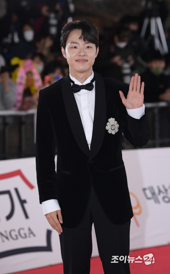 배우 김동휘가 25일 오후 서울 영등포구 여의도동 KBS홀에서 열린 제43회 청룡영화상 시상식 레드카펫에 참석해 포즈를 취하고 있다. [사진=정소희 기자]