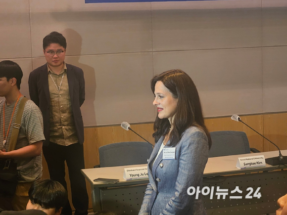 앤 뉴버거 스탠퍼드대 교수가 27일 서울 여의도 FKI 타워에서 열린 'AI 시대의 디지털 주권과 사이버 안보' 세미나에 참석해 취재진의 질문에 답하고 있다. [사진=설재윤 기자]
