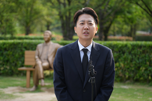 이준석 개혁신당 대선 후보가 23일 오전 경상남도 김해시에 있는 노 전 대통령 묘역을 찾아 참배했다. [사진=개혁신당]