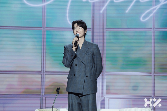 배우 송중기가 팬미팅 'Stay Happy'를 열고 팬들을 만나고 있다. [사진=하이지음스튜디오]