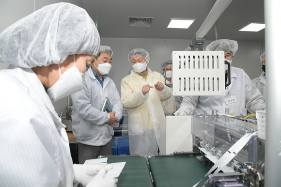 지난 2일 김강립 식약처장(가운데)이 코로나19 자가검사키트 생산현장을 찾아 안정적 공급을 당부하고 있다. [사진=식약처]