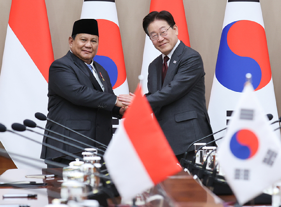 이재명 대통령과 프라보워 수비안토 인도네시아 대통령이 1일 청와대에서 확대 정상회담에 앞서 악수하고 있다. 2026.4.1 [사진=연합뉴스]