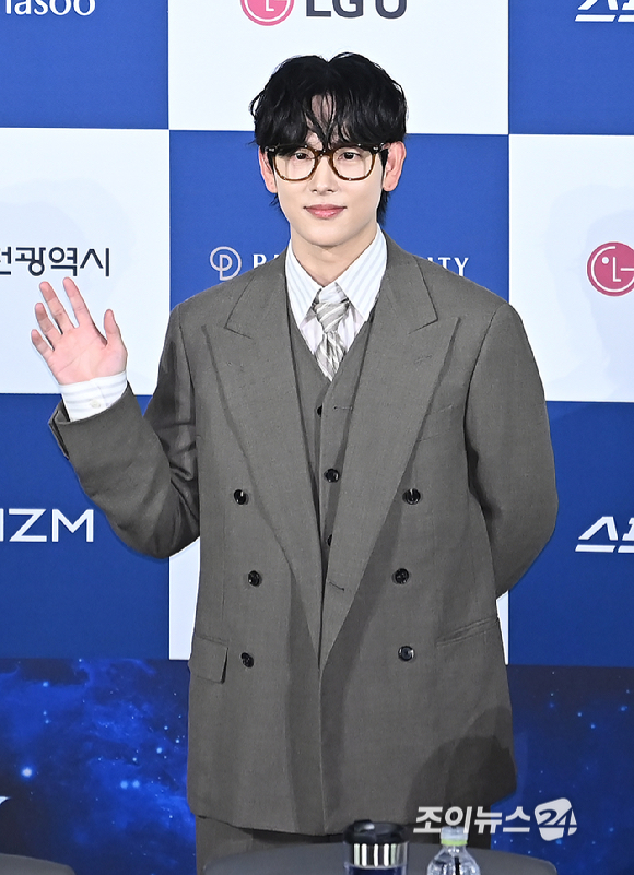 배우 임시완이 25일 오전 서울 영등포구 CGV 여의도에서 열린 청룡시리즈어워즈 핸드프린팅 행사에서 포토타임을 갖고 있다. [사진=곽영래 기자]