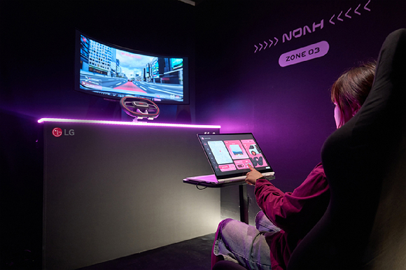 LG전자가 서울 동대문구 경동시장에 위치한 &lsquo;금성전파사 새로고침센터&rsquo;를 &lsquo;공감지능 AI&rsquo; 경험공간으로 새롭게 단장했다. 사용자의 심리 테스트 결과에 따라 차량 내부 조명, 음약, 목적지 등을 제안하는 미래 모빌리티 솔루션을 체험하는 공간. [사진=LG전자]