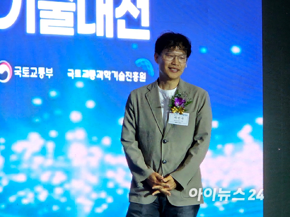 박민우 현대자동차 AVP본부장이 24일 서울 강남구 코엑스에서 열린 '2026 국토교통기술대전'에서 기조강연자로 나서 발표하고 있다. [사진=설재윤 기자]
