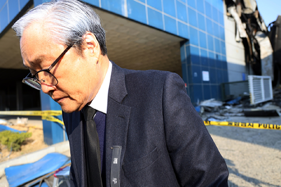 대형 화재로 74명의 사상자가 발생한 대전 안전공업의 손주환 대표이사가 지난 23일 오후 합동 감식과 압수수색이 진행 중인 안전공업 본사를 떠나고 있다. [사진=연합뉴스]
