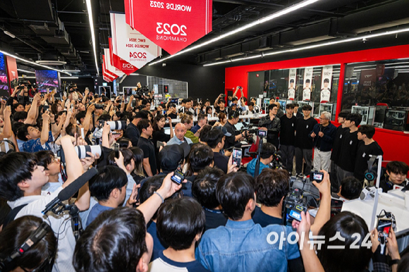 젠슨 황 엔비디아 최고경영자(CEO)가 5일 서울 마포구 &lsquo;T1 베이스 캠프&rsquo;를 방문해 &lsquo;페이커&lsquo; 이상혁을 비롯한 e스포츠 구단 T1의 리그 오브 레전드(LoL) 선수단을 만나고 있다. [사진=곽영래 기자]