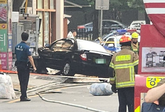 지난 7일 오후 5시 32분께 경기 고양시 일산동구 장항동의 한 도로에서 80대 남성 A씨가 몰던 승용차가 인도로 돌진해 상가건물 가스 배관을 들이받았다. 사진은 당시 사고 현장. [사진=독자 제공, 연합뉴스]