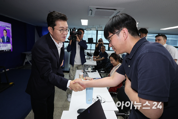 정원오 더불어민주당 서울시장 후보가 제9회 전국동시지방선거일인 3일 오후 서울 중구 세종대로 캠프에서 취재진과 인사를 나누고 있다. [사진=곽영래 기자]
