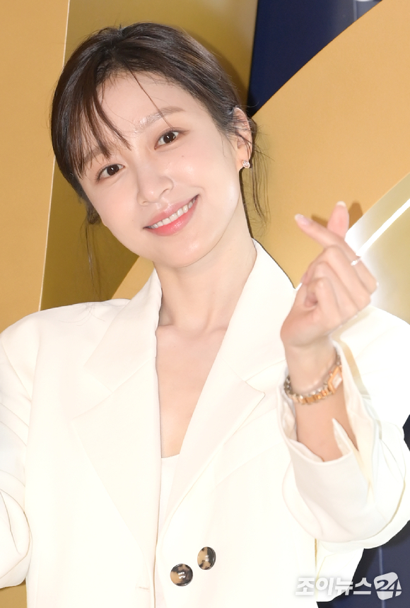 배우 안희연(하니)이 서울 송파구 잠실 롯데월드타워에서 열린 에스티 로더 40주년 포토콜 행사에 참석하고 있다. [사진=정소희 기자]