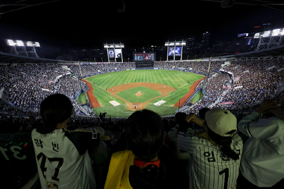 14일 서울 잠실야구장에서 열린 2026 신한 SOL KBO 포스트시즌 와일드카드 결정전 1차전 두산 베어스와 LG 트윈스의 경기. 각 구단 유니폼을 입은 관중들이 응원하고 있다. [사진=연합뉴스]