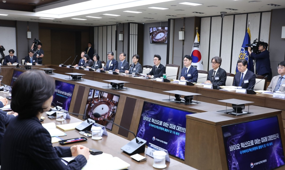 국가바이오혁신위원회 위원장인 김민석 국무총리가 지난달 16일 세종시 정부세종청사에서 열린 첫 회의에서 위원회의 비전 및 운영 방향에 관해 발언하고 있다. 2026.4.16 [사진=연합뉴스]