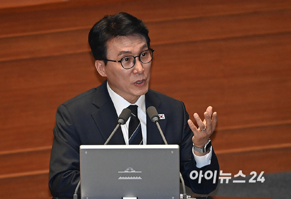 김민석 국무총리가 3일 서울 여의도 국회 본회의에서 열린 정치&middot;외교&middot;통일&middot;안보 분야 대정부질문에서 주호영 국민의힘 의원의 질의에 답변하고 있다. [사진=곽영래 기자]
