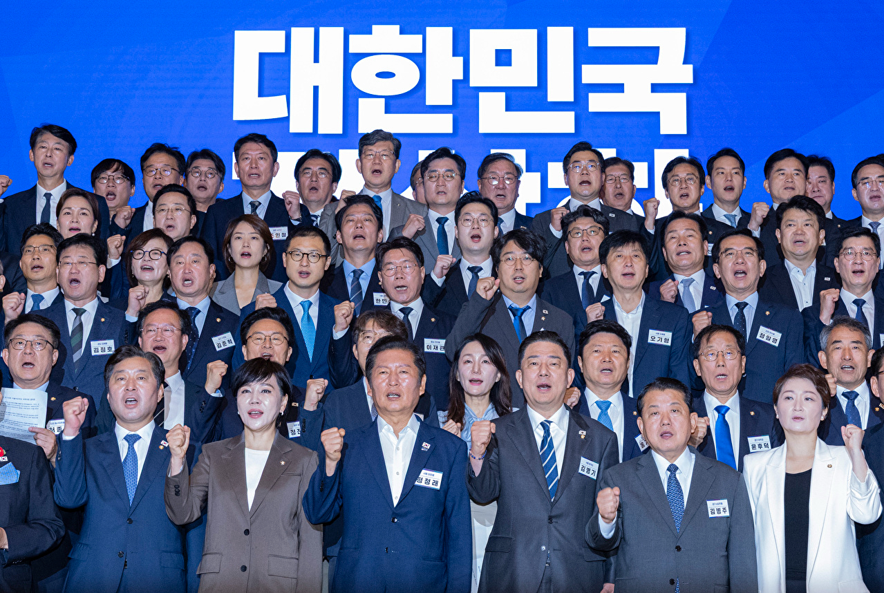 더불어민주당 정청래 대표와 김병기 원내대표를 비롯한 소속 의원들이 29일 인천시 중구 파라다이스시티 컨벤션에서 열린 2025 정기국회 더불어민주당 의원단 워크숍에서 논의해 확정한 결의문을 낭독한 뒤 구호를 제창하고 있다. 2025.8.29 [사진=연합뉴스]