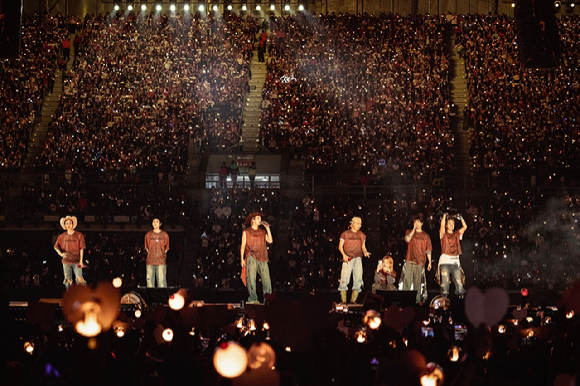 방탄소년단이 멕시코시티 에스타디오 GNP 세구로스(Estadio GNP Seguros)에서 &lsquo;BTS WORLD TOUR &lsquo;ARIRANG&rsquo; IN MEXICO CITY&rsquo;를 개최하고 무대를 선보이고 있다. [사진=빅히트 뮤직]