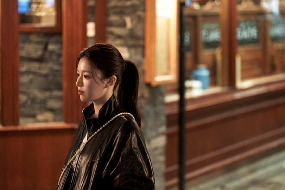 배우 고윤정이 넷플릭스 시리즈 '이 사랑 통역 되나요?' 인터뷰에 앞서 포즈를 취하고 있다. [사진=넷플릭스]