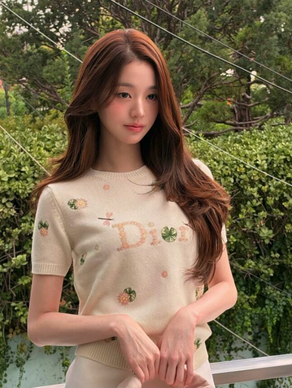 장원영, 디올 여신 변신...니트 완판되겠네