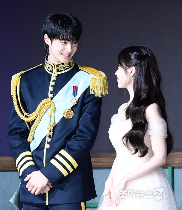 배우 변우석과 아이유가 6일 서울 조선팰리스 강남 호텔에서 진행된 MBC 금토드라마 '21세기 대군부인' 제작발표회에 참석하고 있다. [사진=정소희 기자]