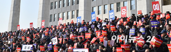 전국 중소기업인과 영세 건설업자, 소상공인들이 31일 서울 여의도 국회에서 중대재해처벌법 유예 불발 규탄 대회에서 구호를 외치고 있다. [사진=곽영래 기자]