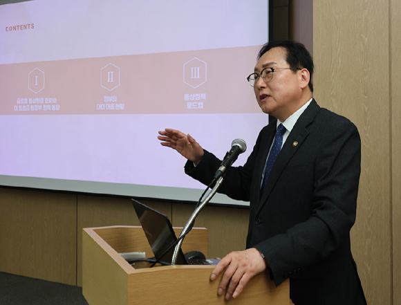 정인교 산업부 통상교섭본부장이 17일 대한상공회의소 회관에서 열린 '제30차 대한상의 중견기업위원회'에 참석해 기조강연을 하고 있다. [사진=대한상의]