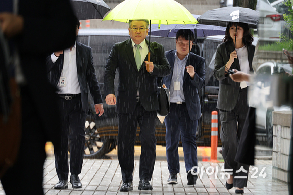 직권남용권리행사방해 혐의를 받는 유병호 감사위원이 구속 전 피의자 심문(영장실질심사)을 위해 20일 서울 서초구 서울중앙지방법원에 출석하고 있다. [사진=사진공동취재단 ]