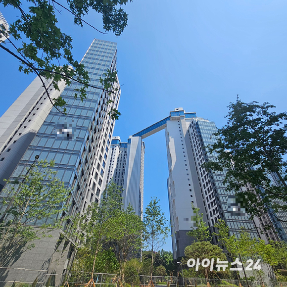 지하 1층에 커뮤니티센터 '클럽 자이안'이 들어선 '메이플자이' 아파트의 일부 동 전경. 2025.06.11 [사진=이효정 기자 ]