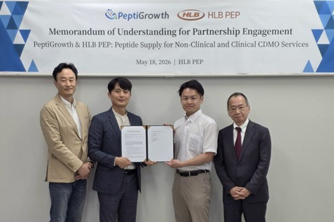 8일 광주광역시 HLB펩 본사에서 열린 HLB펩과 일본 펩타이드 전문기업 펩티그로스(PeptiGrowth)의 업무협약식에서 심경재 HLB펩 대표(왼쪽 두 번째)와 펩티그로스 관계자들이 기념촬영을 하고 있다. [사진=HLB펩 제공]