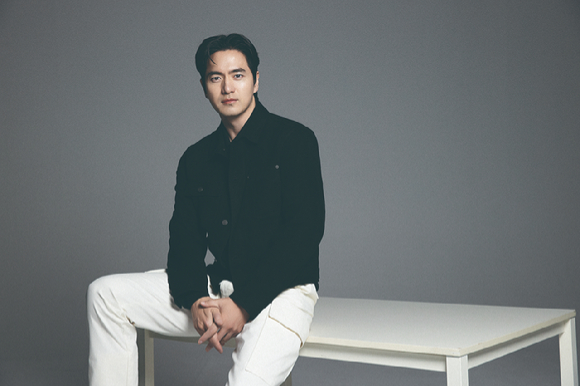 배우 이진욱이 JTBC 토일드라마 '에스콰이어' 인터뷰에 앞서 포즈를 취하고 있다. [사진=BH엔터테인먼트]