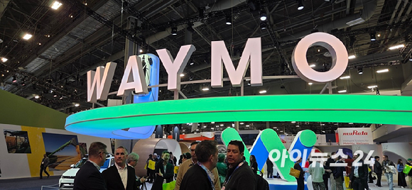 CES 2026이 열리는 6~9일(현지시간) 미국 라스베이거스 도심 곳곳에서 무료 운영 중인 '죽스' 로보택시. [사진=박지은 기자]