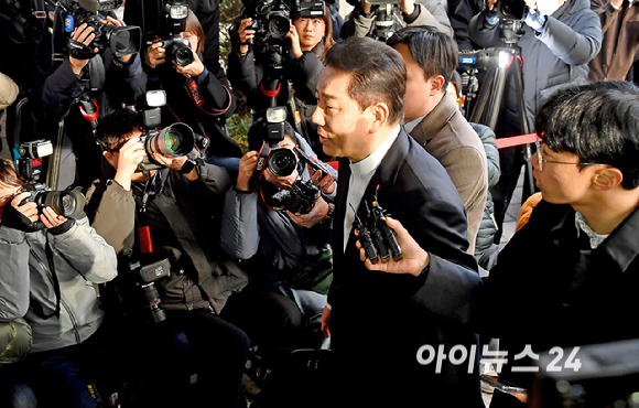 공천헌금 수수 의혹 등 13가지 의혹으로 수사를 받고 있는 김병기 무소속 의원이 26일 오전 서울 마포구 서울경찰청 공공범죄수사대에 출석하고 있다. [사진=곽영래 기자]