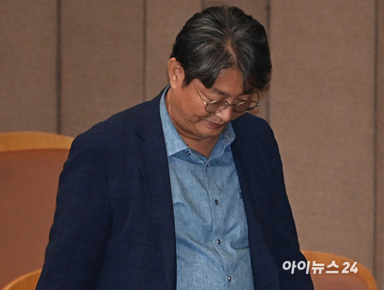 '차명거래 논란'에 휩싸인 이춘석 더불어민주당 의원이 5일 오후 서울 여의도 국회 본회의에서 방송법 일부개정법률안(대한)에 대한 무제한토론 종결동의의 건에 대해 투표를 하고 있다. [사진=곽영래 기자]