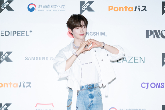 그룹 제로베이스원 성한빈이 지난 10일 일본 지바현 마쿠하리 멧세에서 개최된 '케이콘 재팬 2025(KCON JAPAN 2025)' 레드카펫 행사에서 포즈를 취하고 있다. [사진=CJ ENM]