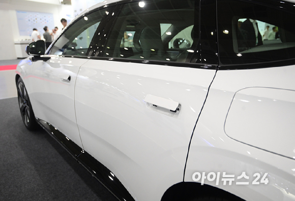 'EV 트렌드 코리아 2026'이 25일 서울 강남구 코엑스에서 열렸다. 볼보자동차코리아 부스에서 전기 세단 ES90, 전기 SUV EX90이 전시되고 있다. [사진=정소희 기자]