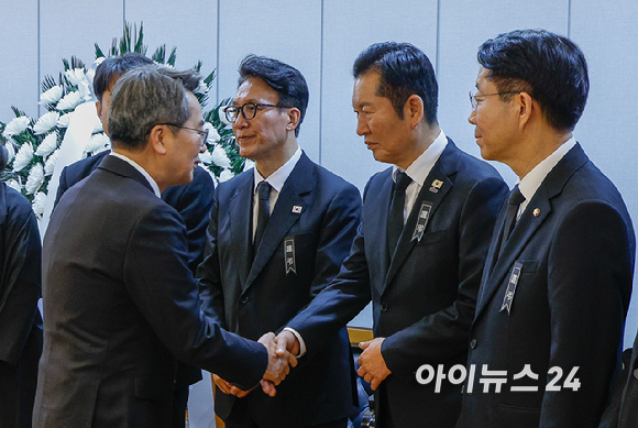 김민석 국무총리와 정청래 더불어민주당 대표가 27일 오전 서울 종로구 서울대학교병원 장례식장에 故 이해찬 전 국무총리의 빈소에서 조문객들의 조문을 받고 있다. [사진=사진공동취재단]